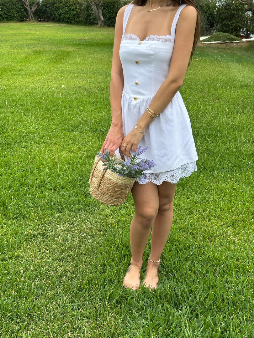 LA PETITE ROBE BLANCHE